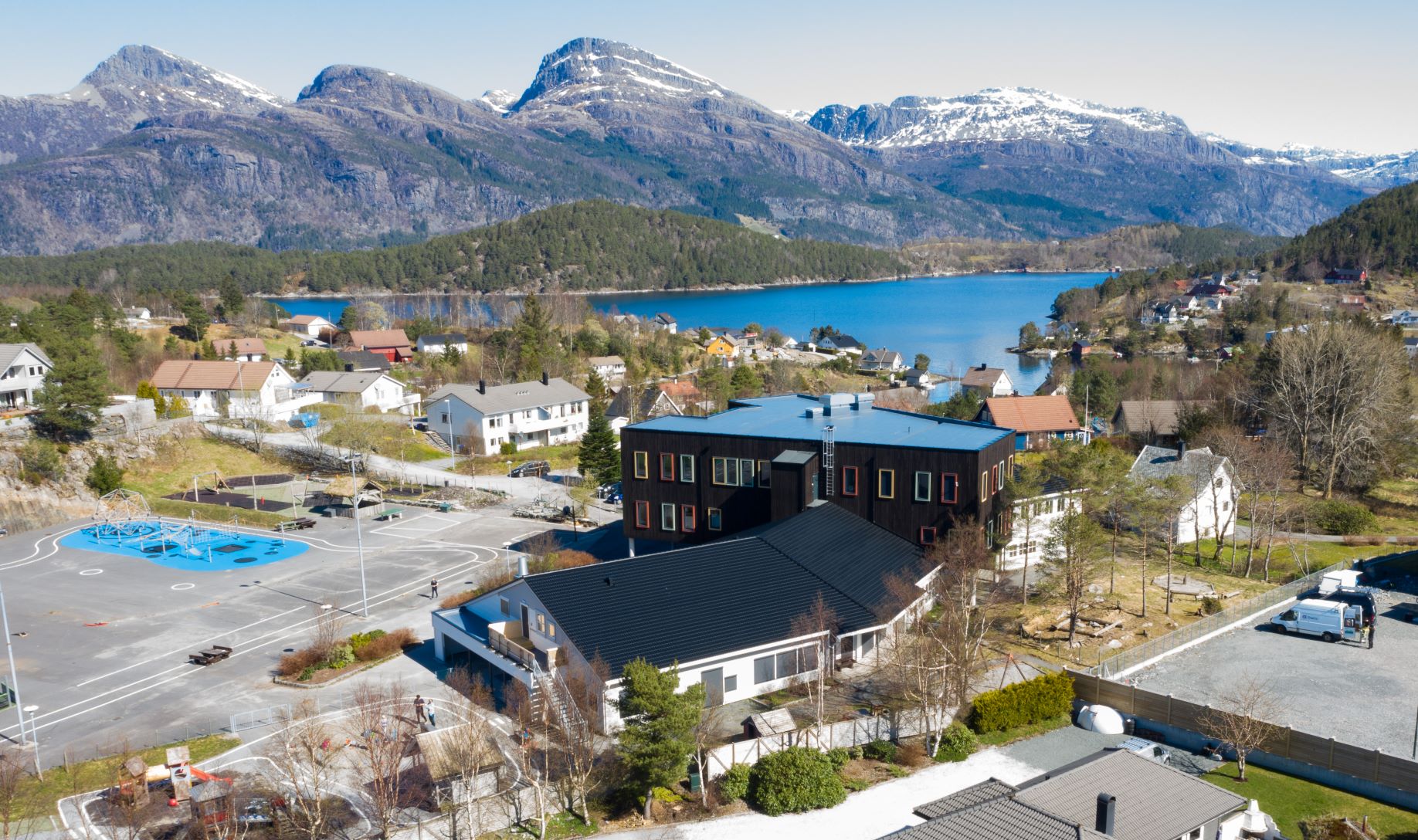 Oversiktsbilde av Brandsøy skule og barnehage. Foto.